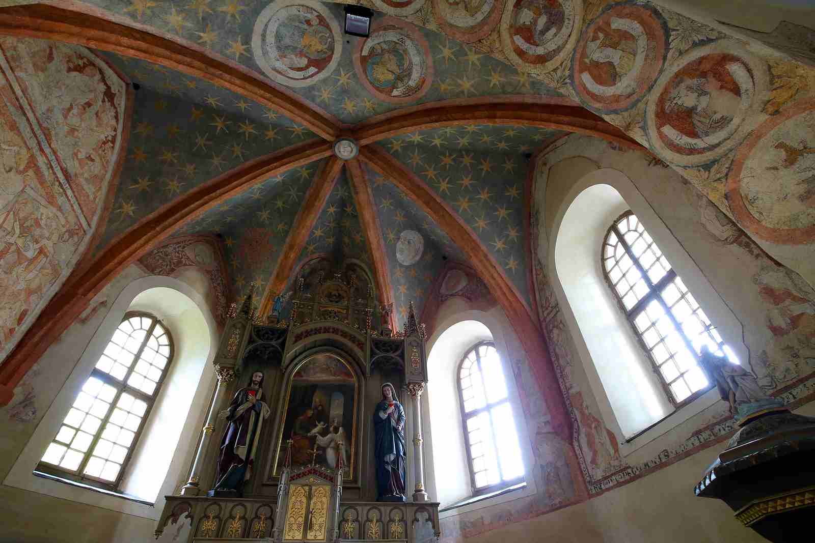 nástěnné fresky v kostele